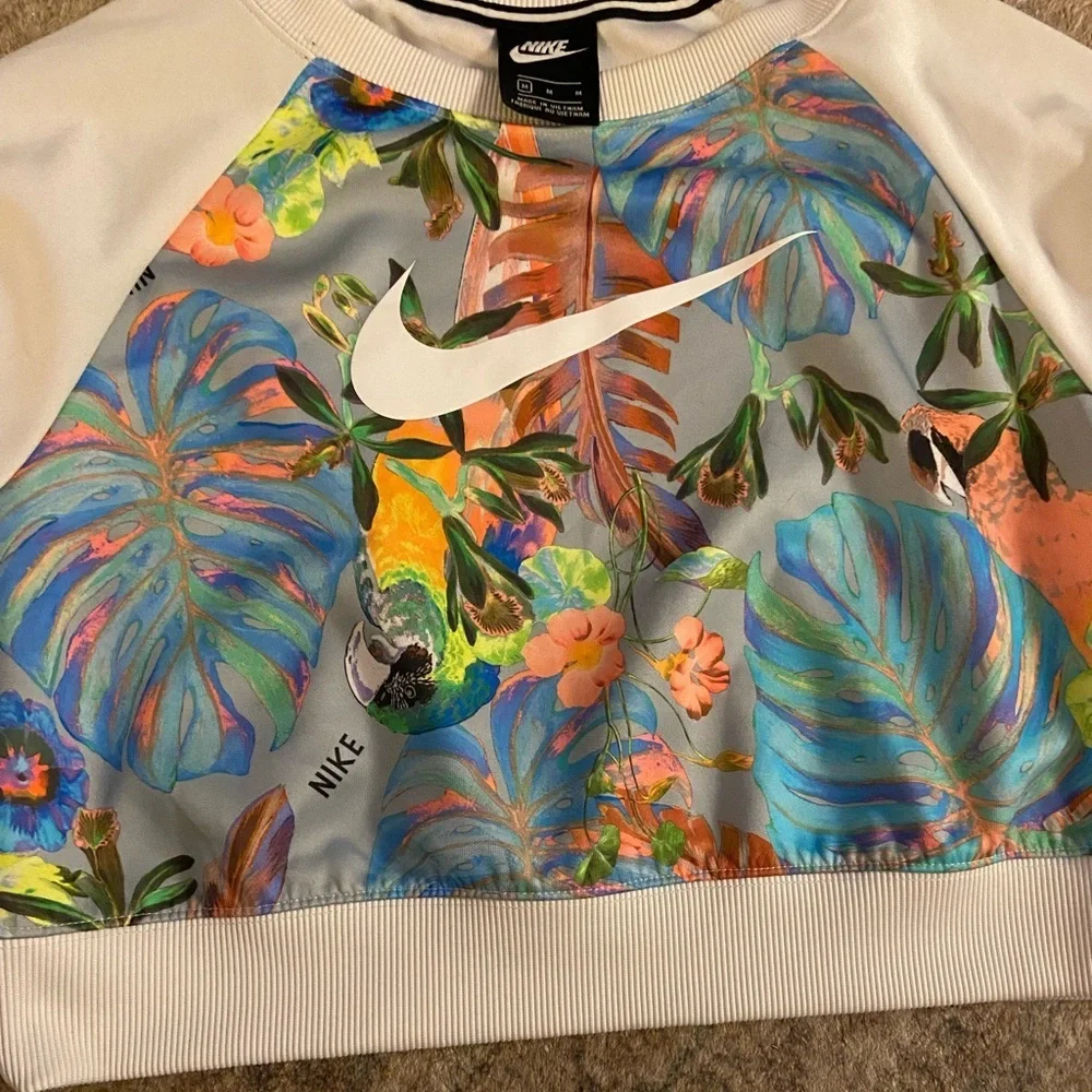 Nike Women Hyper Femme M Pullover Sweatshirt Tropical Island Graphic White Crop